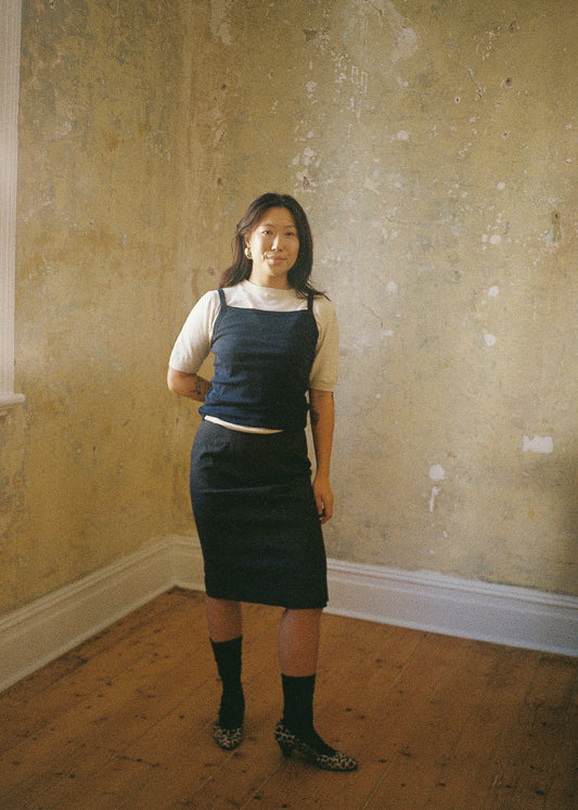 Vintage wool pencil skirt. Front film.