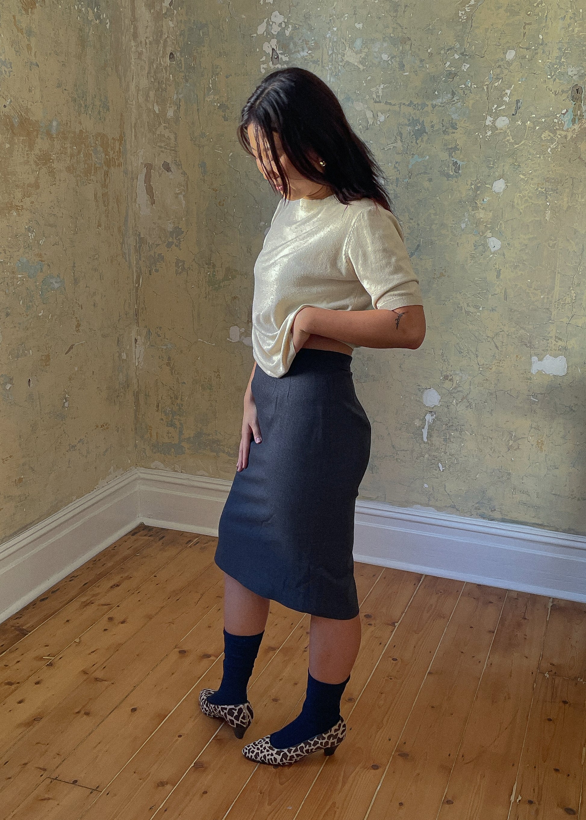 Vintage wool pencil skirt. Side.